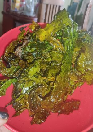 Una foto de Chips veganos de kale en freidora de aire
