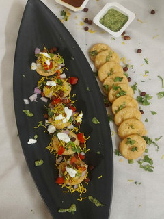 આલુ પાપડી ચાટ (Aloo Papdi Chaat Recipe In Gujarati) રેસીપી મુખ્ય ફોટો