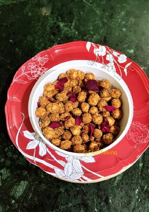 A picture of Gud Makhana/ Fox nuts with Jaggery.