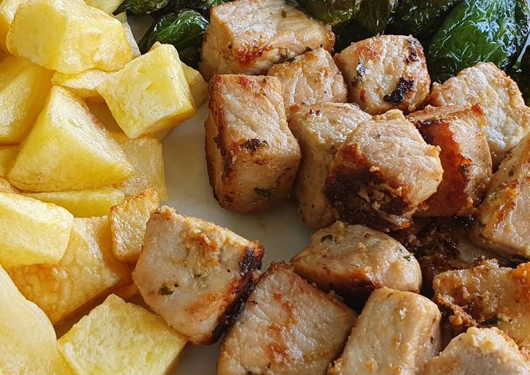 "Raxo a Galega" con pimientos de Padrón y patatas fritas