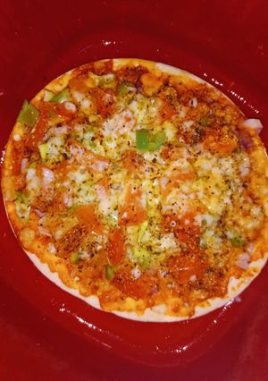 वेज पिज़्ज़ा (veg pizza recipe in Hindi) रेसिपी मुख्य फोटो