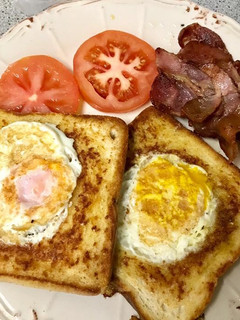 A picture of Egg in toasted bread.