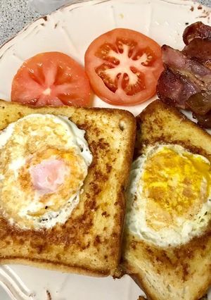 A picture of Egg in toasted bread.
