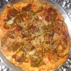A picture of Chicken cheese pizza.