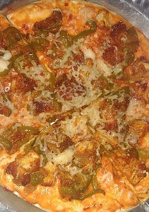 A picture of Chicken cheese pizza.