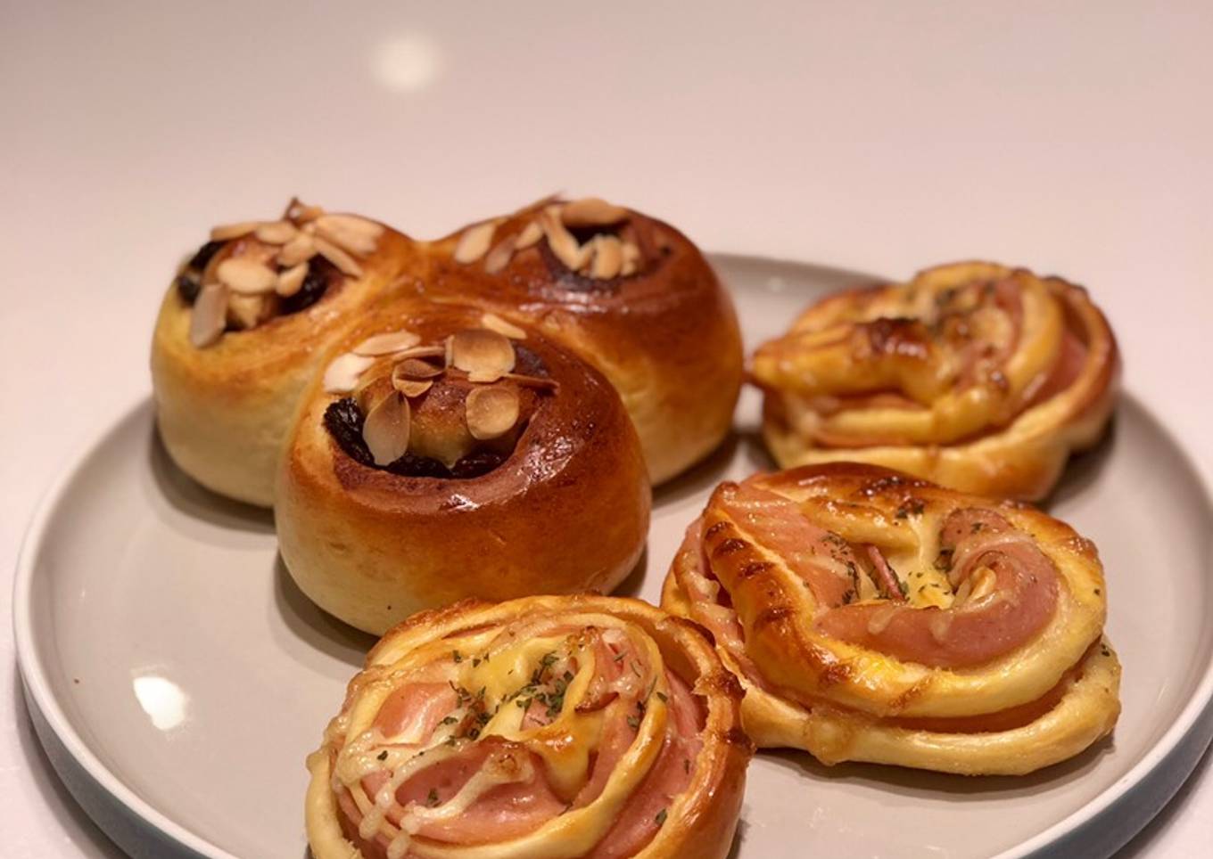 Chicken Slice Mayonnaise Bread & Cinnamon Roll