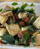 Ensalada con tofu y tomate seco