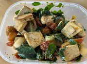 Una foto de tofu albahaca
