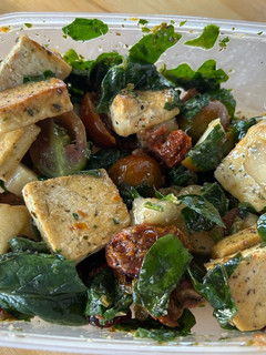 Una foto de Ensalada con tofu y tomate seco