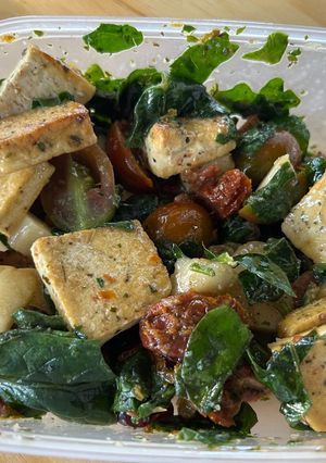 Una foto de Ensalada con tofu y tomate seco