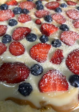 Una foto de Tarta de frutilla arándanos y crema chantilly y dulce de leche