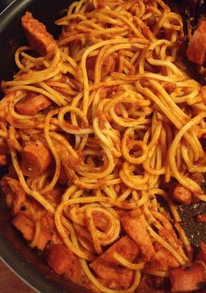 Una foto de Espagueti con salsa boloñesa y salchichas