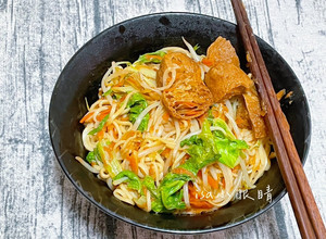 麵輪蔬菜炒麵  胡蘿蔔 的食譜成品照片