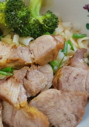 Hình của món Mì lá tươi trộn xá xíu.