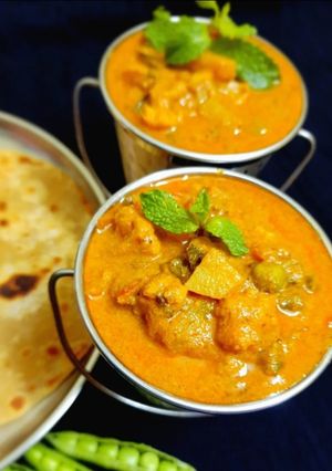 A picture of Vegetable kurma in pressure cooker.