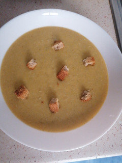 Una foto de Puré de verduras lomo jamón