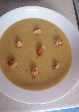 Una foto de Puré de verduras lomo jamón