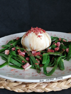 Una foto de Judías verdes con jamón y burrata