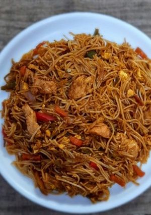 চিকেন এগ মিক্সড চাউমিন((chicken egg mixed chowmin recipe in Bengali) রেসিপির প্রধান ছবি