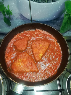 Una foto de Atún en salsa de tomate y piquillos