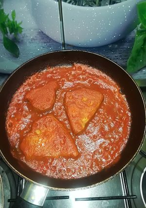 Una foto de Atún en salsa de tomate y piquillos