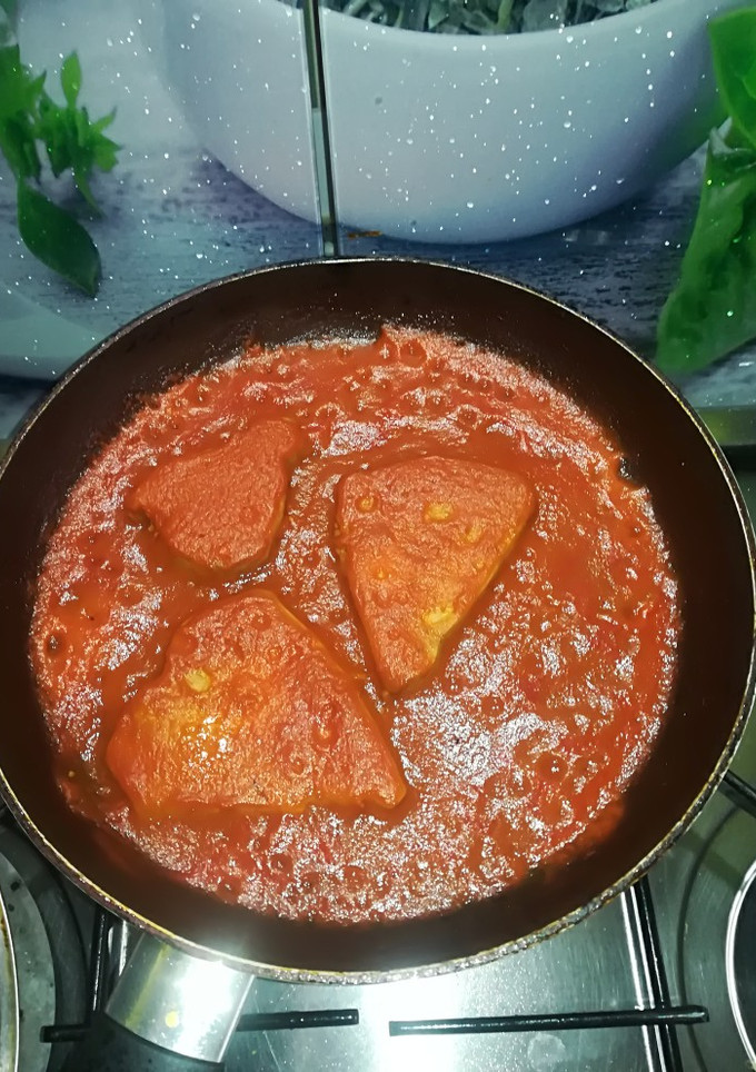 Una foto de Atún en salsa de tomate y piquillos