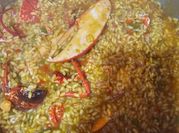 Una foto de arroz con bogavante y langostinos