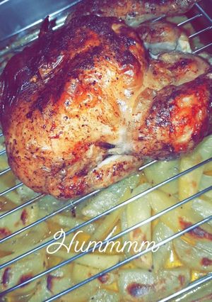 Une photo de Poulet rôti accompagné de pommes de terre fondante