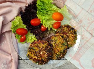 Una foto de 🍔🥦🍄Medallones de brócoli, champiñón y avena - Hamburguesas vegetales🍄🥦🍔