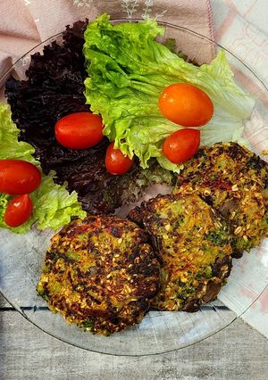 Una foto de 🍔🥦🍄Medallones de brócoli, champiñón y avena - Hamburguesas vegetales🍄🥦🍔