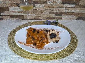 Una foto de Solomillo relleno y pappardelle