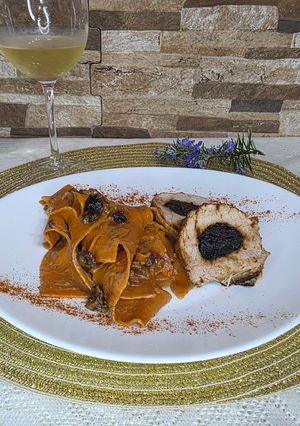 Una foto de Solomillo relleno y pappardelle