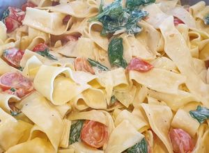 Una foto de Pappardelle con espinacas