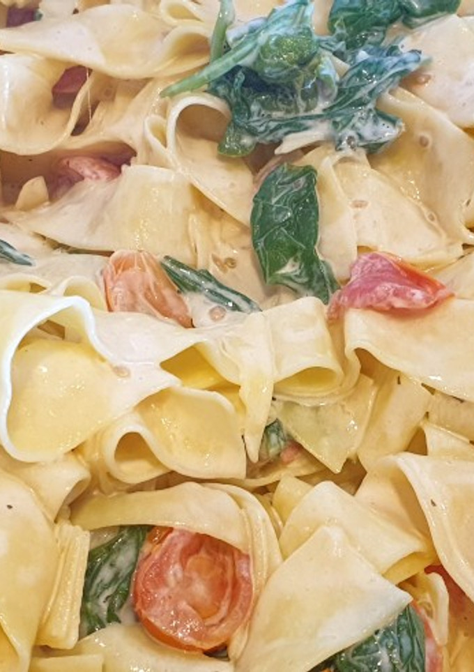 Una foto de Pappardelle con espinacas