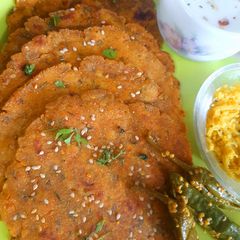 A picture of Jowar Thepla.