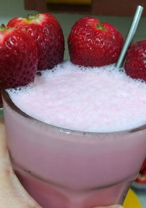 Una foto de Batido de yogurth, gelatina y frutas😋