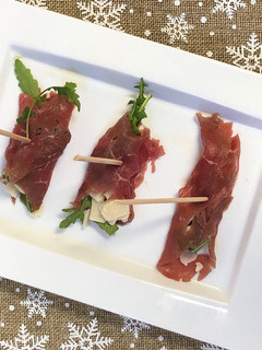 Una foto de Entrante de Navidad: rulo de carpaccio de ternera con mahonesa de pera
