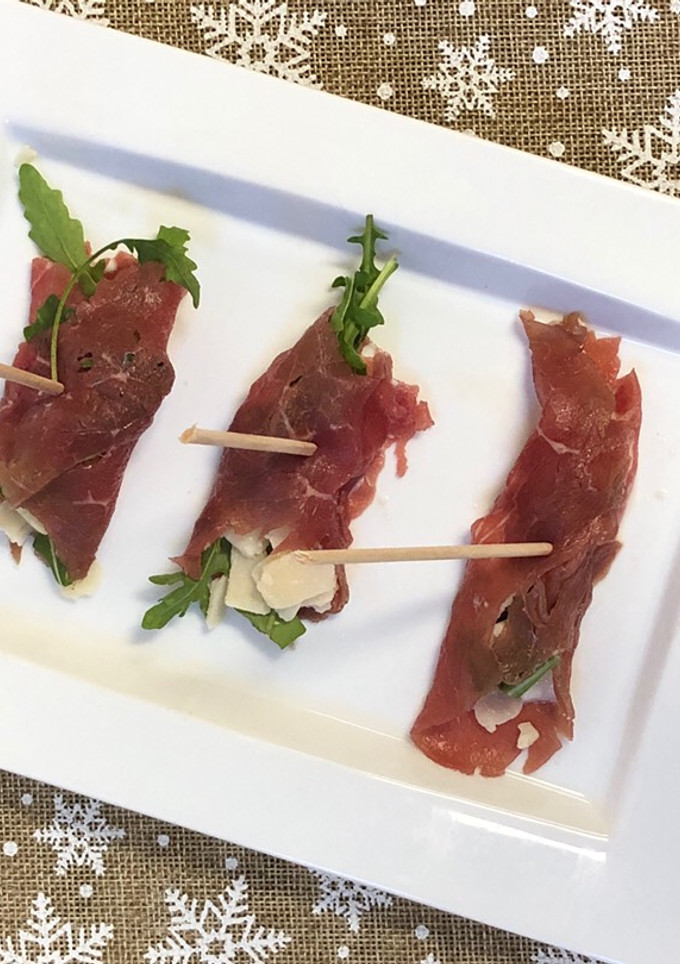 Una foto de Entrante de Navidad: rulo de carpaccio de ternera con mahonesa de pera