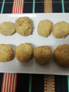 Una foto de Bolitas crujientes de puré al estragón