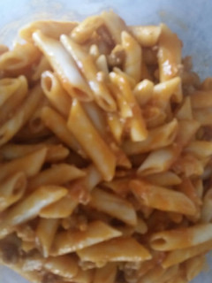 Una foto de Macarrones con tomate a las tres carnes