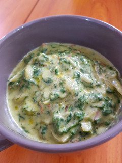 Una foto de Salsa blanca de espinaca, tocineta y cebolla