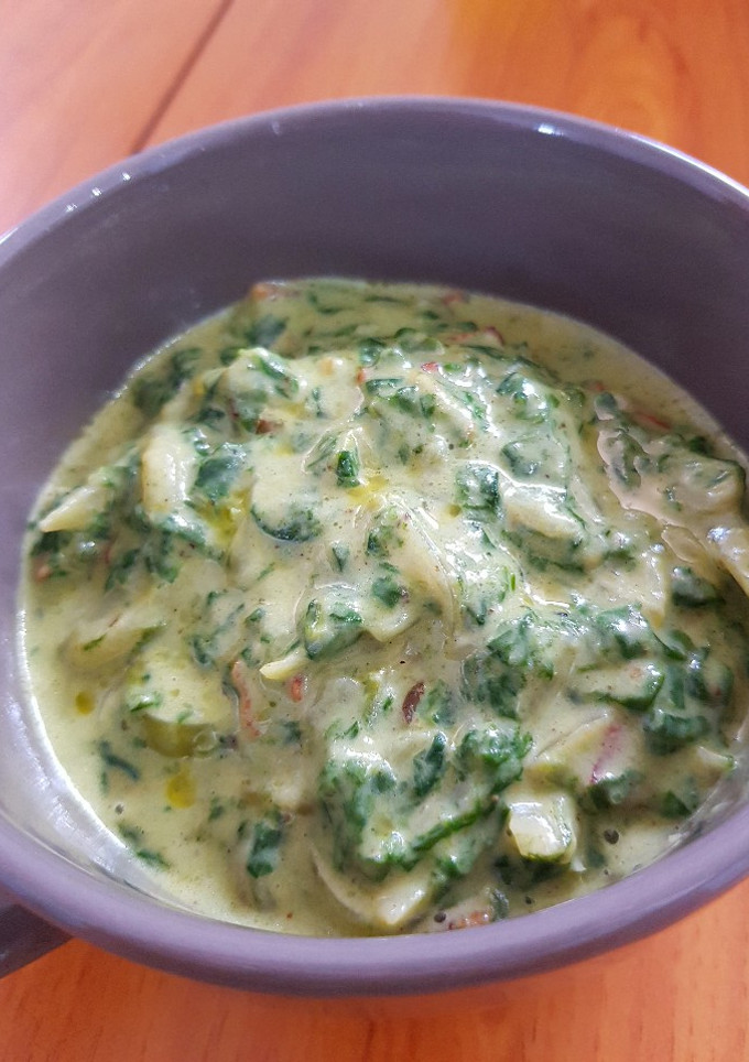 Una foto de Salsa blanca de espinaca, tocineta y cebolla