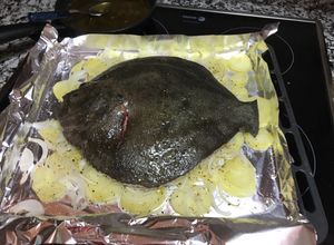 Una foto de Rodaballo al horno con ensalada de aguacate