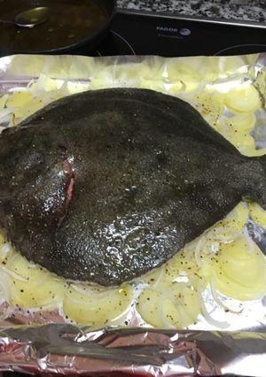 Una foto de Rodaballo al horno con ensalada de aguacate