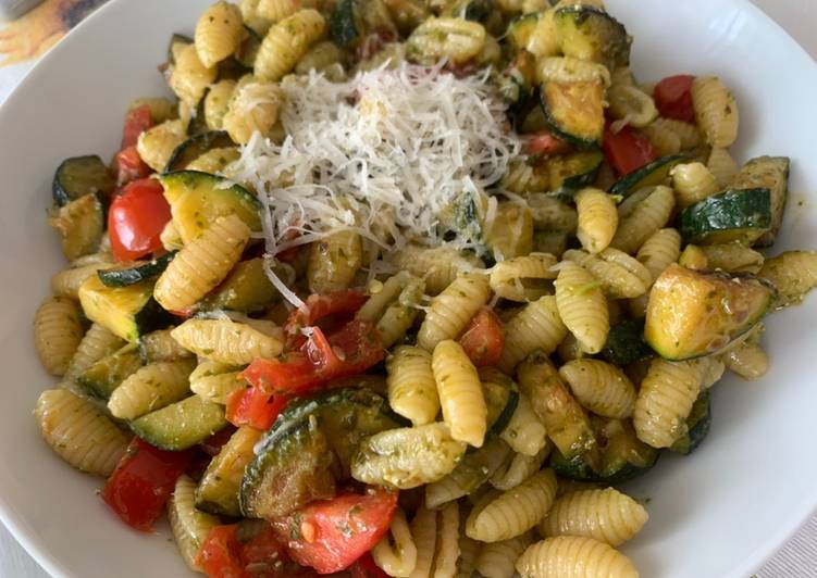 Gnocchetti sardi con zucchine, pesto al basilico e datterini