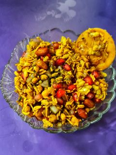 तीखी भेल पूरी(teekhi bhel poori recipe in hindi) रेसिपी मुख्य फोटो