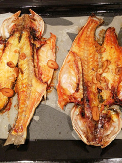 Una foto de Lubina al horno con aceite de ajo