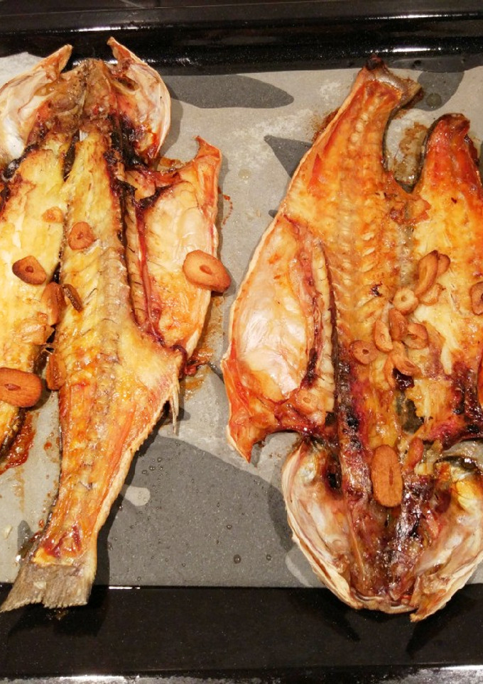 Una foto de Lubina al horno con aceite de ajo