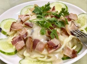 Hình của món Mì ý sốt kem nấm và thịt xông khói.