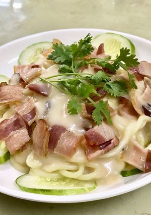 Hình của món Mì ý sốt kem nấm và thịt xông khói.